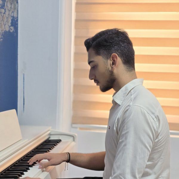 نوازنده و استاد پیانو
